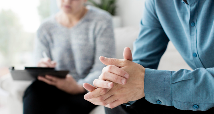 Foto de contexto de una persona entrevistando a otra