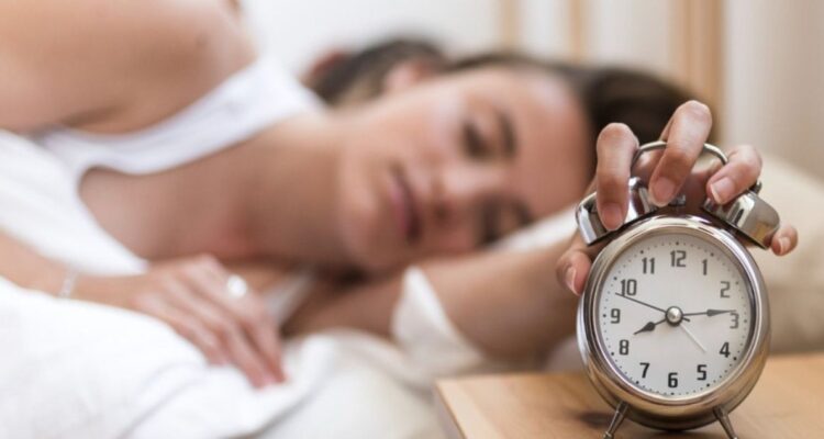 Mujeres y trabajadores nocturnos son los que más posponen el despertador: por qué no deberías hacerlo