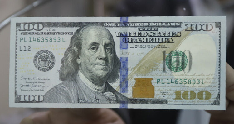 Dólar cierra con pequeñas ganancias y vuelve a los $930 en día marcado por feriado en Estados Unidos