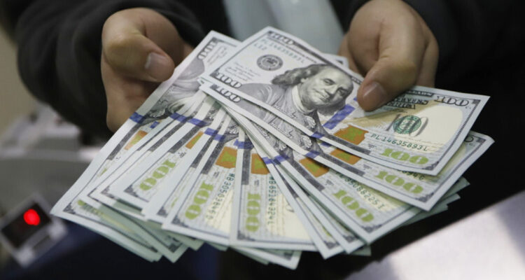 Dólar logra mantenerse en verde: cifras de empleo en EEUU por sobre proyecciones favorecen la divisa