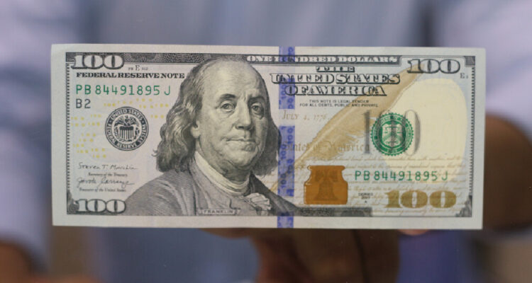 Peso chileno pierde terreno frente al dólar que cerró en los $982