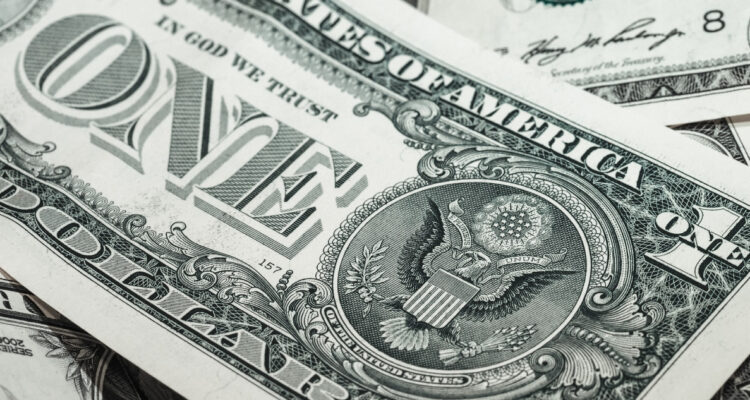 Dólar pierde fuerza inicial y busca un rumbo claro durante la mañana: mercados siguen atentos a EEUU