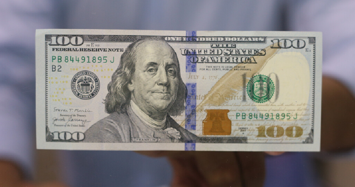 Peso chileno pierde terreno frente al dólar que cerró en los $982