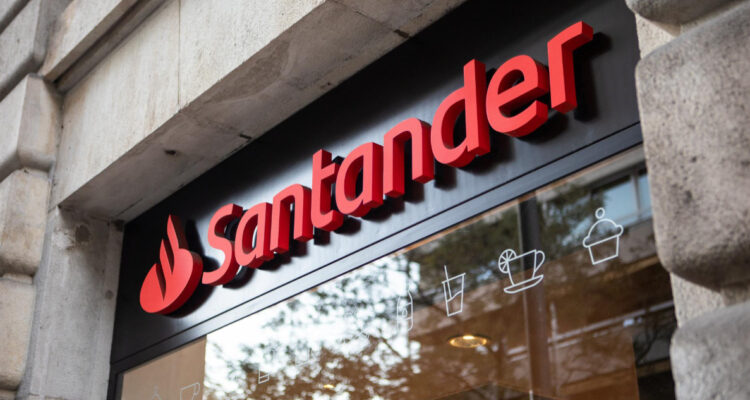 Premios internacionales reconocen a Santander como “Mejor Banco del Mundo para los Consumidores”