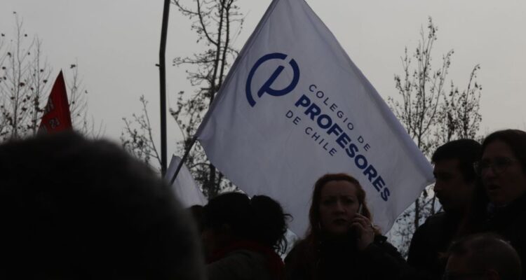 Profesores de Los Ríos cuestionan a la CGR por dictamen que establece descuentos a docentes en paro