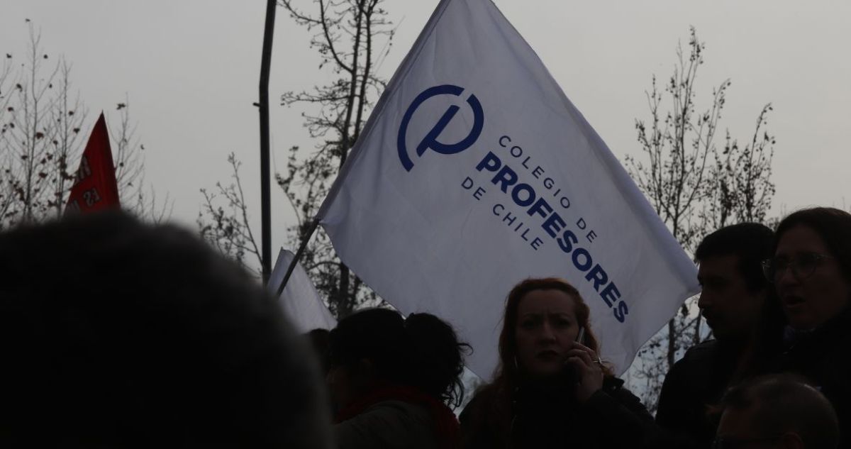 Profesores de Los Ríos cuestionan a la CGR por dictamen que establece descuentos a docentes en paro