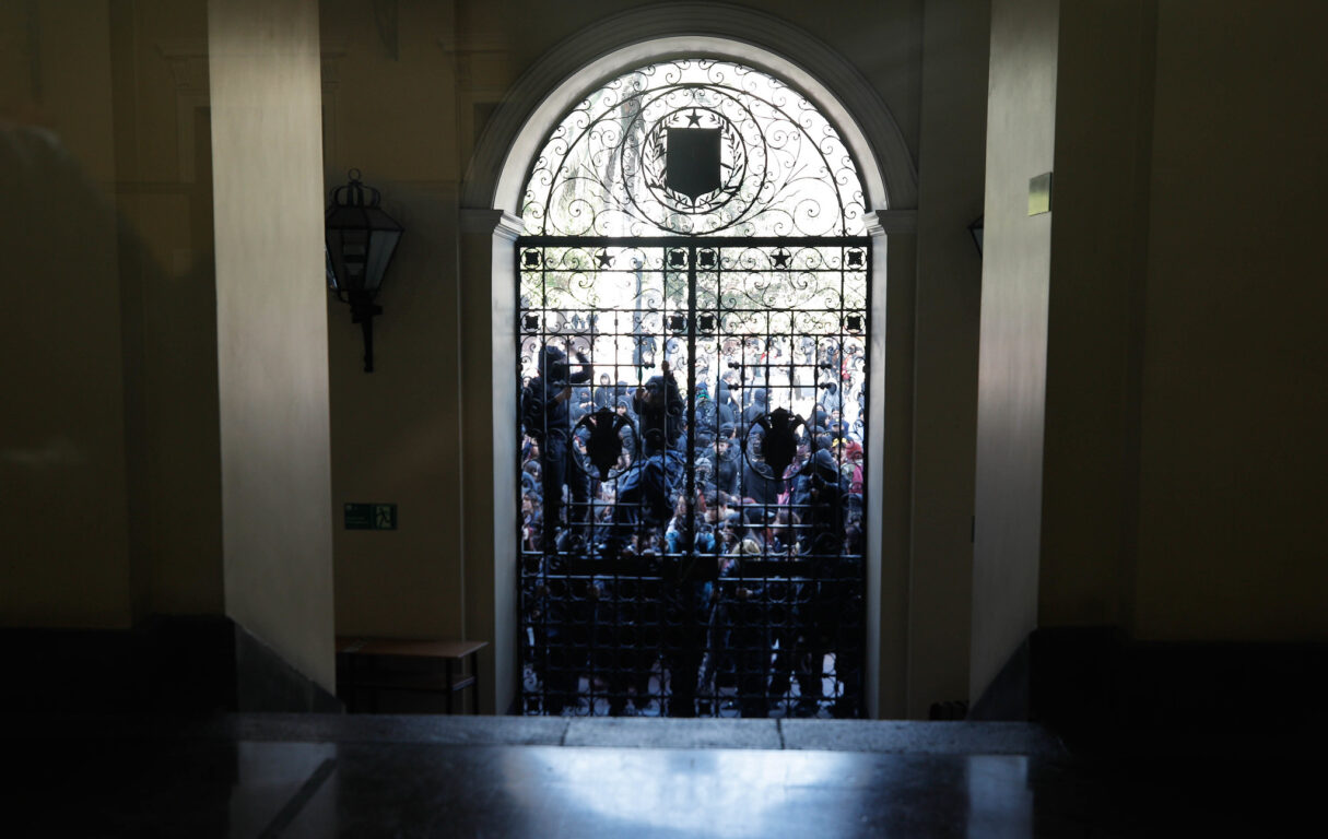 Marcha estudiantil termina con destrozos en municipio de Santiago y con agresiones a transeúntes
