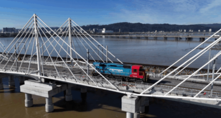 Locomotora pasando sobre viaducto durante pruebas de resistencia del nuevo Puente Ferroviario