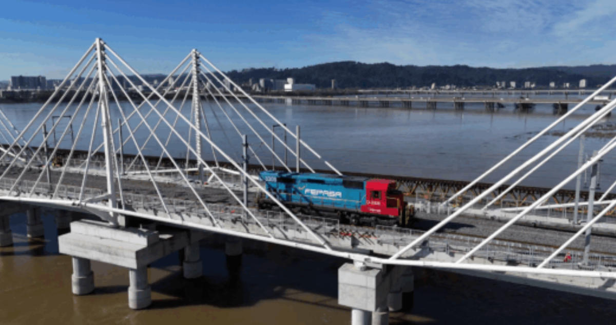 Locomotora pasando sobre viaducto durante pruebas de resistencia del nuevo Puente Ferroviario