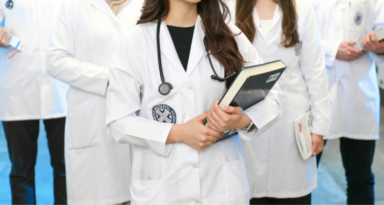 Publican norma para regular convivencia en campos clínicos: busca resguardar a estudiantes de la salud