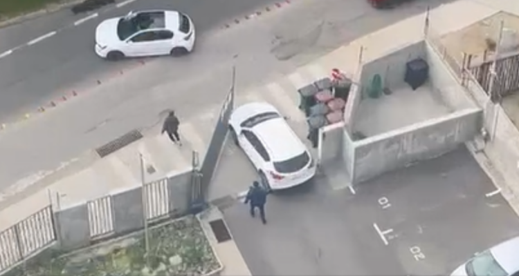 Quilpué: conductor choca y daña portón de condominio al huir violentamente desde su estacionamiento