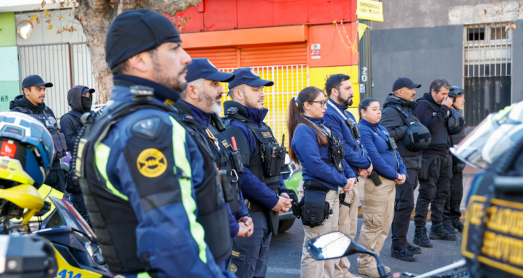 Patrullajes y operativos mixtos: Recoleta y Providencia firman convenio de seguridad en Bellavista