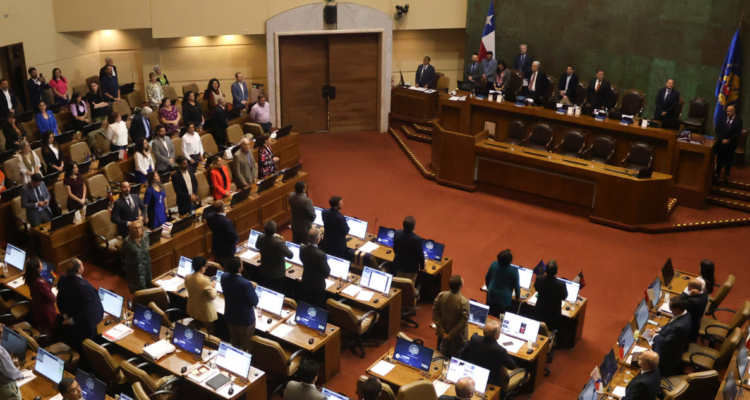 Senador Gastón Saavedra respalda reforma al sistema político chileno
