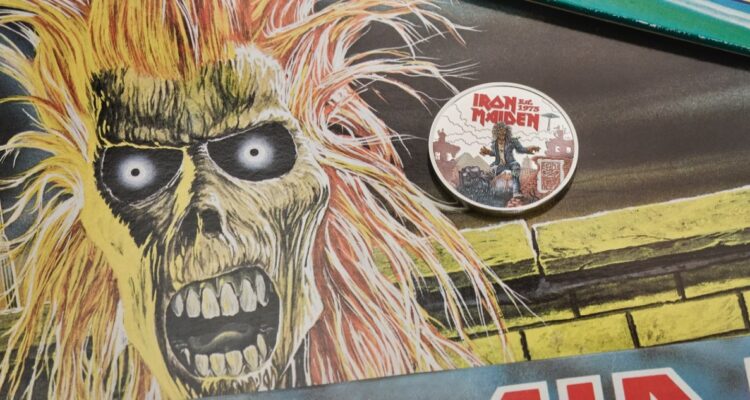 – Celebra los 50 años de Iron Maiden con la nueva moneda conmemorativa diseñada por Alberto ‘Akirant’ Quirantes. ¡Reserva la tuya ya!