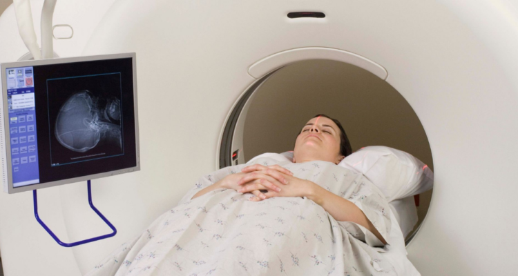 Por qué es tan peligroso ingresar con objetos metálicos a una resonancia magnética: puede ser fatal