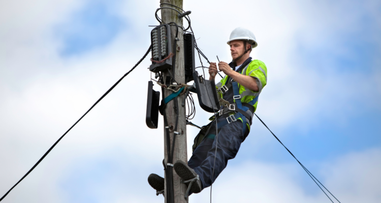 Empresas de telecomunicación y municipios sellan convenio para retiro y mantención de cables aéreos