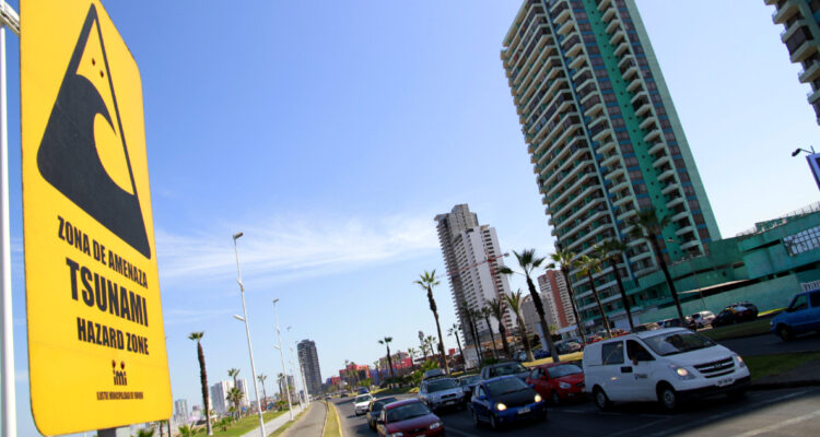 el Servicio Hidrográfico y Oceanográfico de Chile emitió el aviso por “amenaza de tsunami” para las costas del país. Asimismo, el Senapred llamó a la “precaución” y que se debe considerar que el tren de olas llegaría pasadas las 09.20 de la mañana de este miércoles, percibiéndose primero en Isla de Pascua.