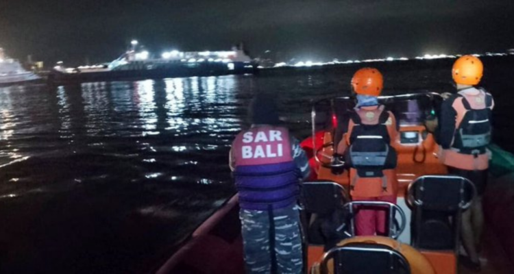 Ferry con 65 personas y 22 vehículos se hunde en Indonesia: reportan 43 desaparecidos