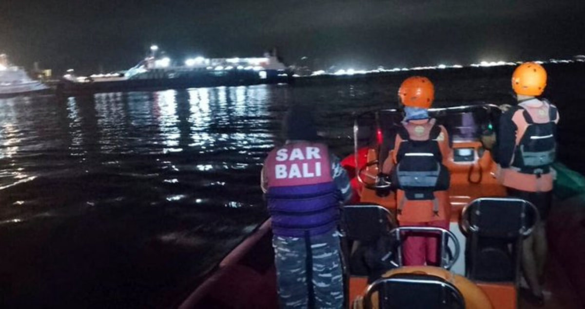 Ferry con 65 personas y 22 vehículos se hunde en Indonesia: reportan 43 desaparecidos