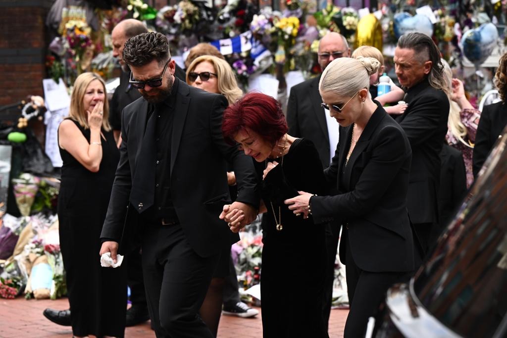 El llanto de Sharon Osbourne y sus hijos en el funeral de Ozzy