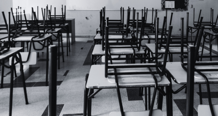 Sala de clases vacía por crisis en área de educación en Talcahuano