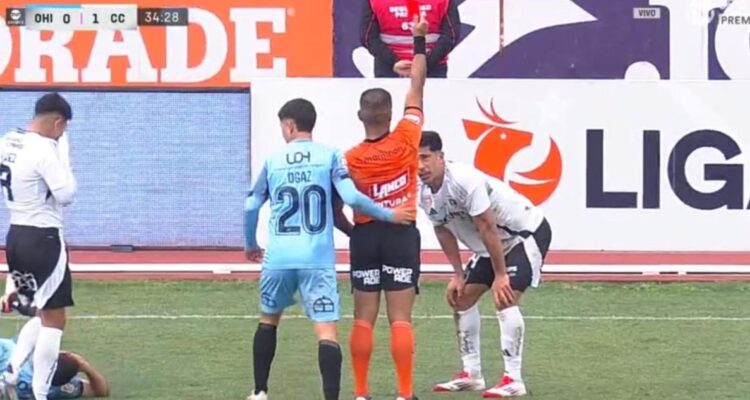 Hinchas de Colo Colo cargan contra Salomón Rodríguez tras torpe expulsión