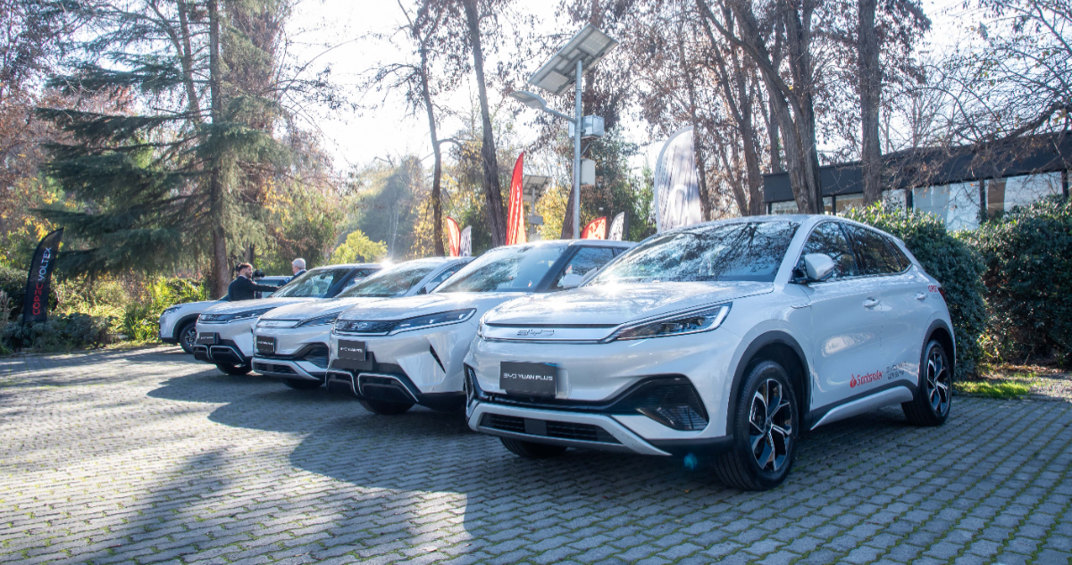 Santander Chile suma autos eléctricos e híbridos a su flota: disminuirá cerca de 189 kg de CO2 al año