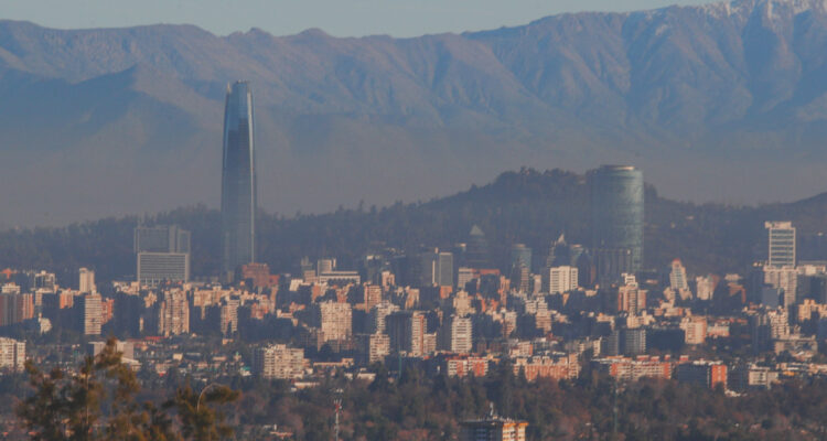 Santiago bajo Alerta Ambiental por contaminación: revisa la restricción vehicular para este viernes