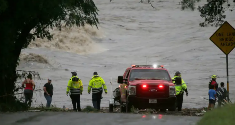 Se elevan a 52 los muertos por las inundaciones en Texas hay decenas de desaparecidos