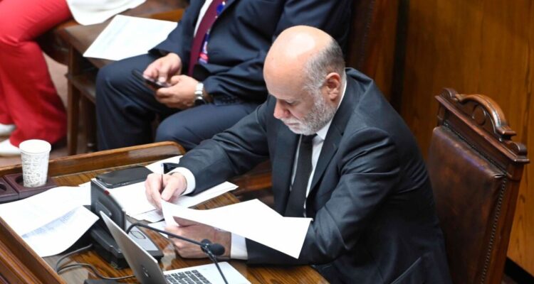 Senado deriva a comisión proyecto de La Moneda sobre reforma al sistema político sin umbral del 5%