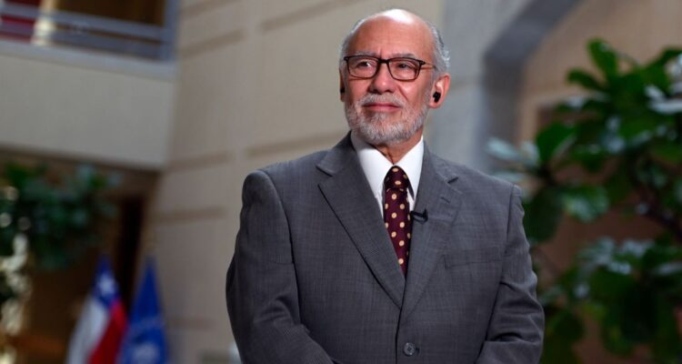 Flores (DC) descarta postular a La Moneda y asegura que la prioridad debe ser el acuerdo parlamentario