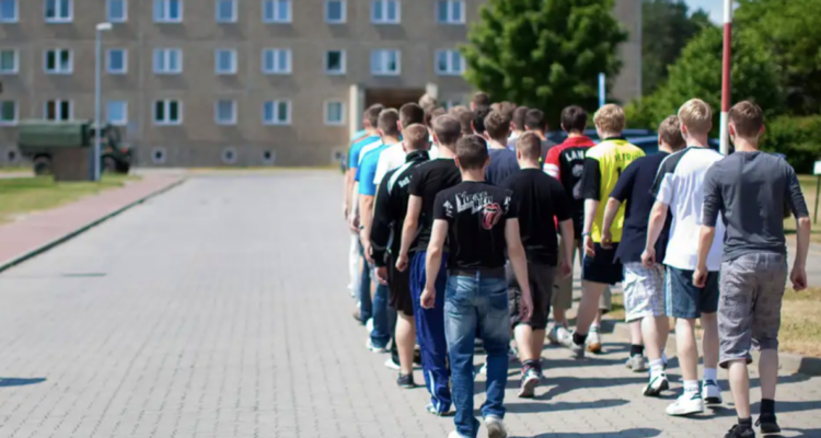 El servicio militar en Alemania podría volver a ser obligatorio, pero alertan efectos para la economía