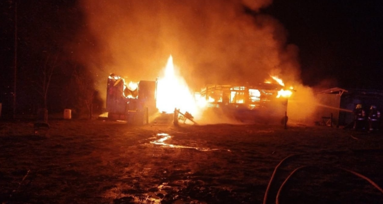 Siete personas damnificadas y una casa completamente destruida deja incendio en Los Lagos