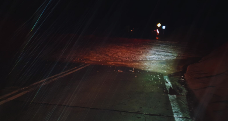 Precipitaciones y sedimento volcánico cortan ruta en Los Lagos: trabajos comenzarán a primera jornada