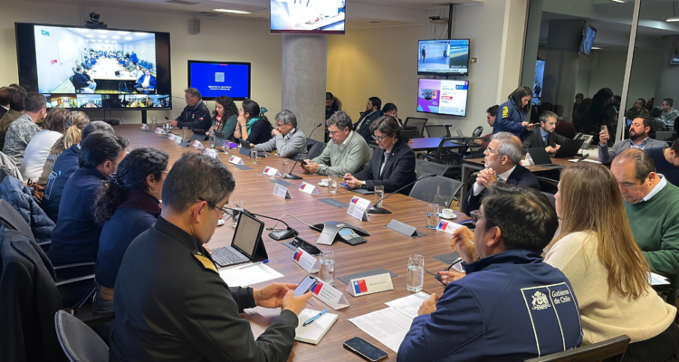 Suspenden clases en comunas costeras desde Arica a Los Lagos por amenaza de tsunami