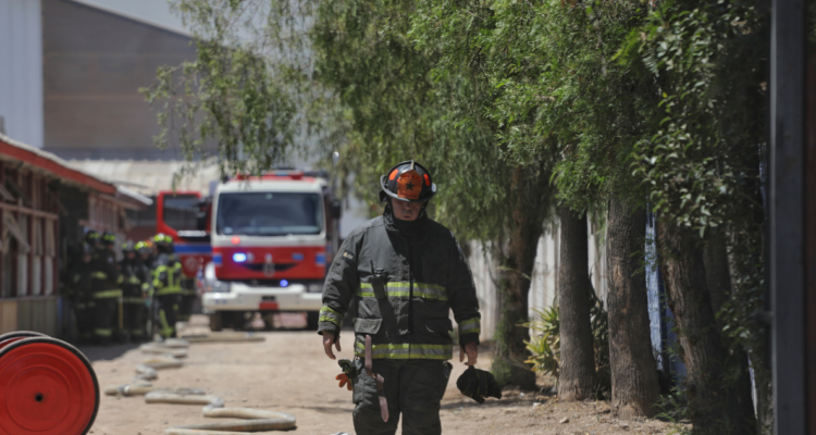 Un hombre falleció y un voluntario de bomberos se electrocutó en incendio registrado en Puerto Varas