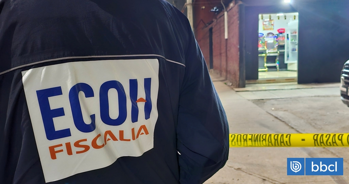 Mujer en riesgo vital tras ser atacada con seis disparos mientras atendía almacén en Recoleta