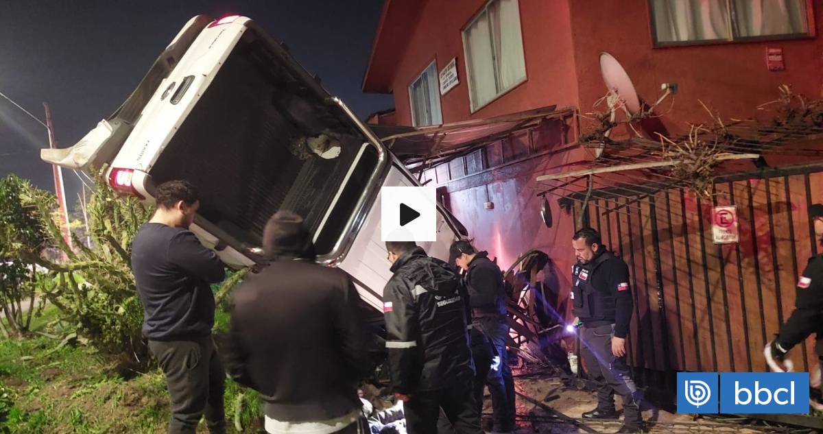 Camioneta con droga se vuelca y destruye fachada de casa en Macul: dos detenidos
