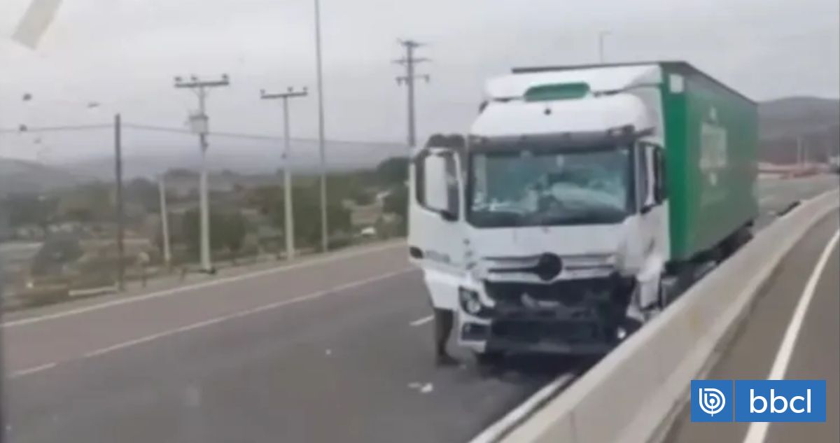 Un muerto y cuatro heridos deja colisión entre camión y furgón en Ruta 5 a la altura de Ovalle