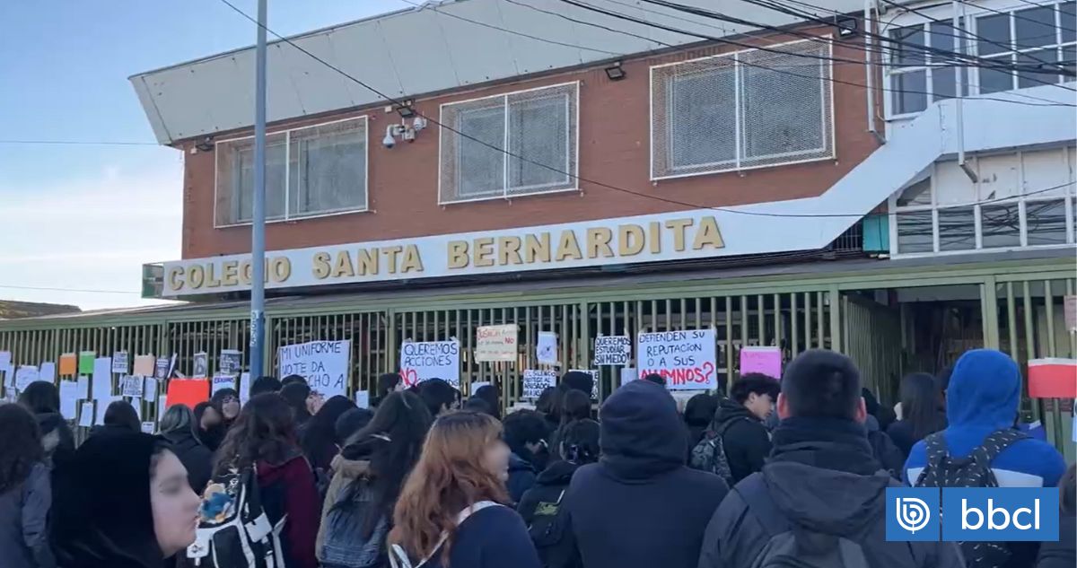 Talcahuano: estudiantes se manifestaron por denuncia de connotación sexual contra profesor de lenguaje