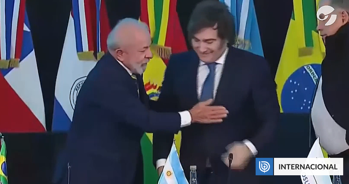 Con un incómodo abrazo: Milei traspasa la presidencia del Mercosur a Lula