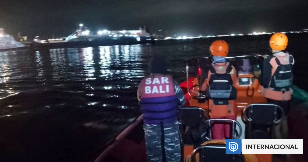 Ferry con 65 personas y 22 vehículos se hunde en Indonesia: reportan 43 desaparecidos