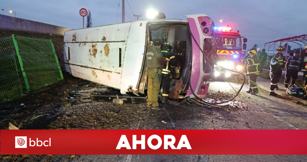28 pasajeros a bordo: al menos una persona muerta deja volcamiento de bus en Arauco