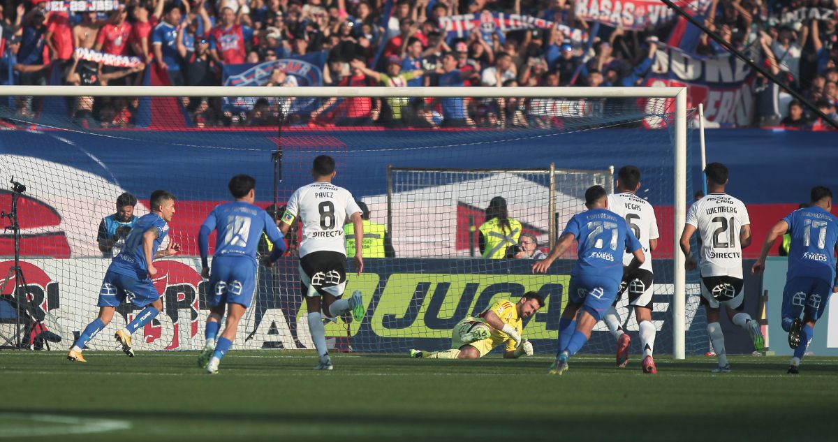 La U se queda con el Superclásico ante Colo Colo: doblete de Charles Aránguiz con dos penales