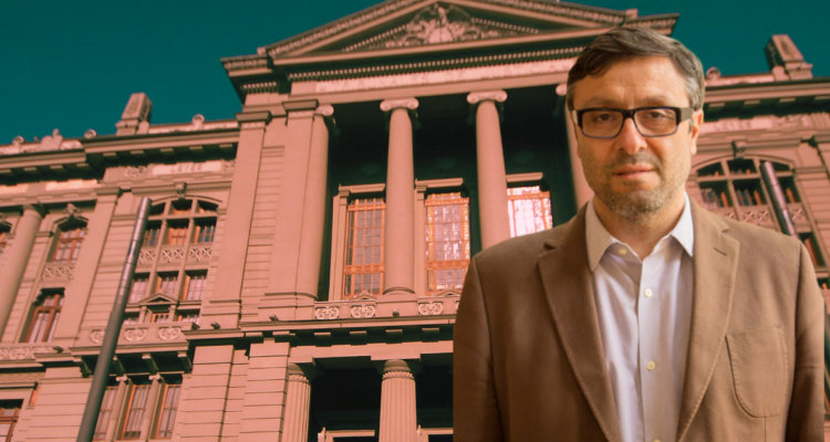 Álvaro Vidal y Corte Suprema detrás.