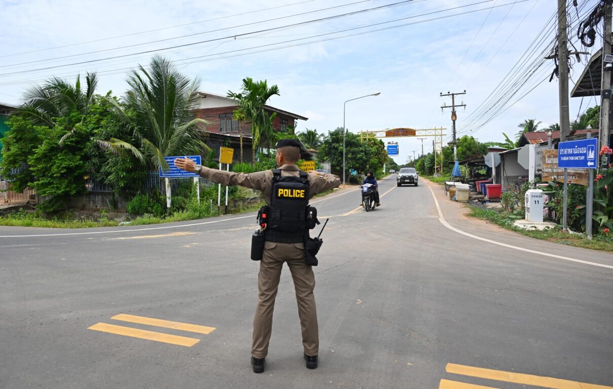 La policía tailandesa dirige el tráfico durante la evacuación de los aldeanos en Ban Ta Miang 