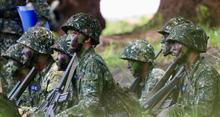 Taiwán inicia maniobras militares en plena tensión con China