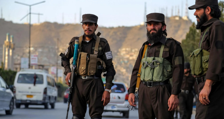 Funcionarios de seguridad talibanes afganos hacen guardia en un puesto de control en Kabul