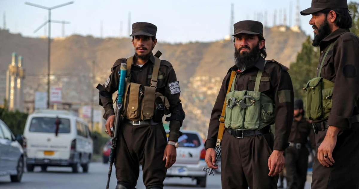 Funcionarios de seguridad talibanes afganos hacen guardia en un puesto de control en Kabul