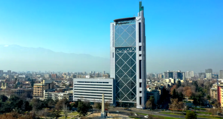 Ahora será definitivo: Telefónica anuncia que su icónico edificio corporativo en Chile está a la venta